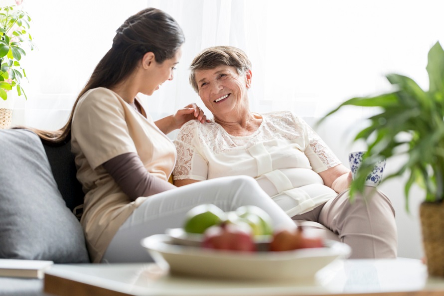 laughter-therapy-for-seniors-easing-senior-loneliness